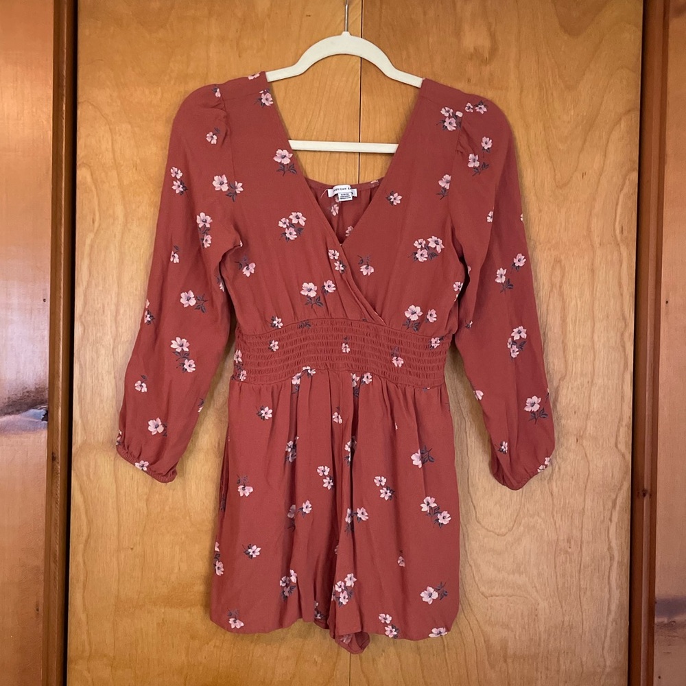 NWOT American Eagle Flowy Floral Romper V-Neck Size S Burnt Orange